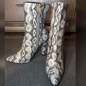NWOT Snakeskin ankle boots 🖤💞